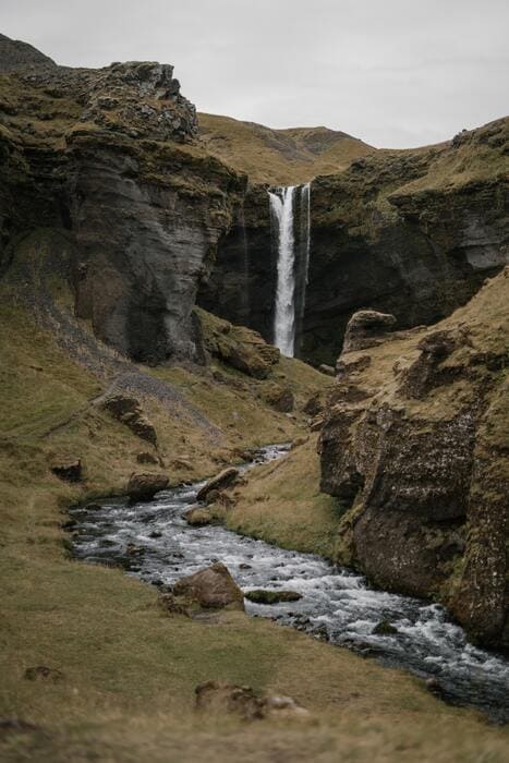ruta hasta cascada Kvernufoss Islandia